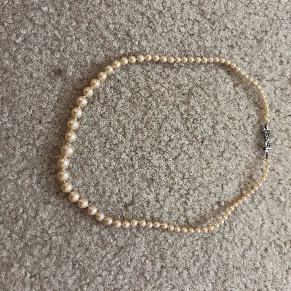 Vintage synthetic pearl necklace.